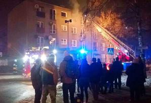 Policjanci z Rybnika uratowali małżeństwo z płonącego bloku!