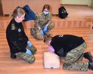 Dwa kontyngenty SG wyjechały na misje. Funkcjonariusze, którzy jadą do Macedonii, wiozą transport pomocy humanitarnej w postaci środków medycznych do walki z COVID-19.