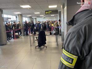 Tarnogórscy policjanci na lotnisku w Pyrzowicach. Obywatele krajów wschodu, takich jak Uzbekistan, Pakistan, Kazachstan i Azerbejdżan pragną wrócić do swojej ojczyzny