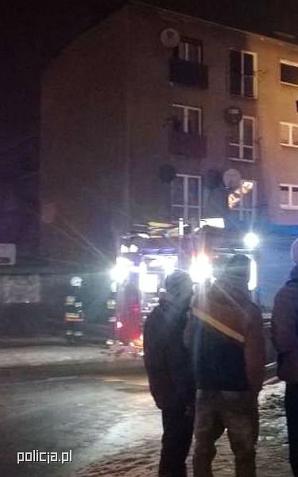 Uratowali dwie osoby z płonącego budynku