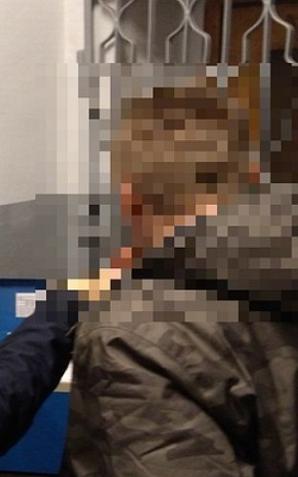 Nietrzeźwy wiózł dwójkę dzieci. Wjechał na przejazd kolejowy pomimo opuszczających się rogatek