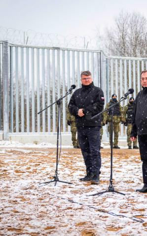 [VIDEO] Zakończenie prac przy pierwszym odcinku bariery elektronicznej na granicy polsko-białoruskiej – wydarzenie z udziałem kierownictwa MSWiA